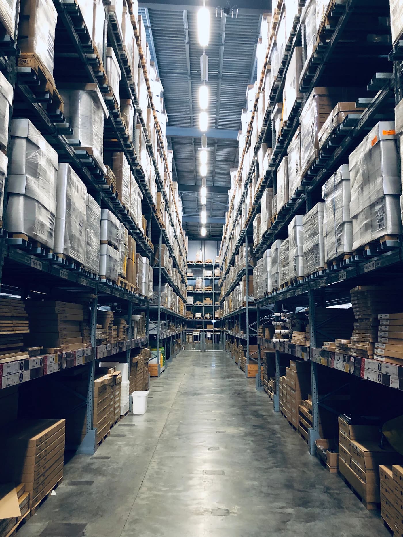 High-bay warehouse racking aisle